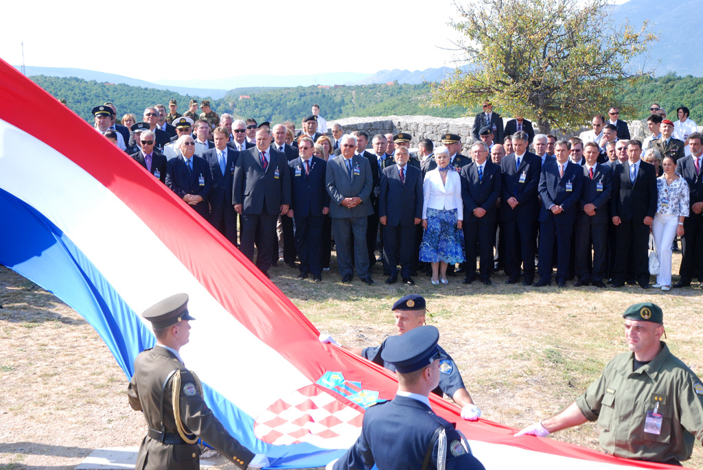 Slika https://www.morh.hr/wp-content/uploads/2017/10/oluja_05082009_v.jpg