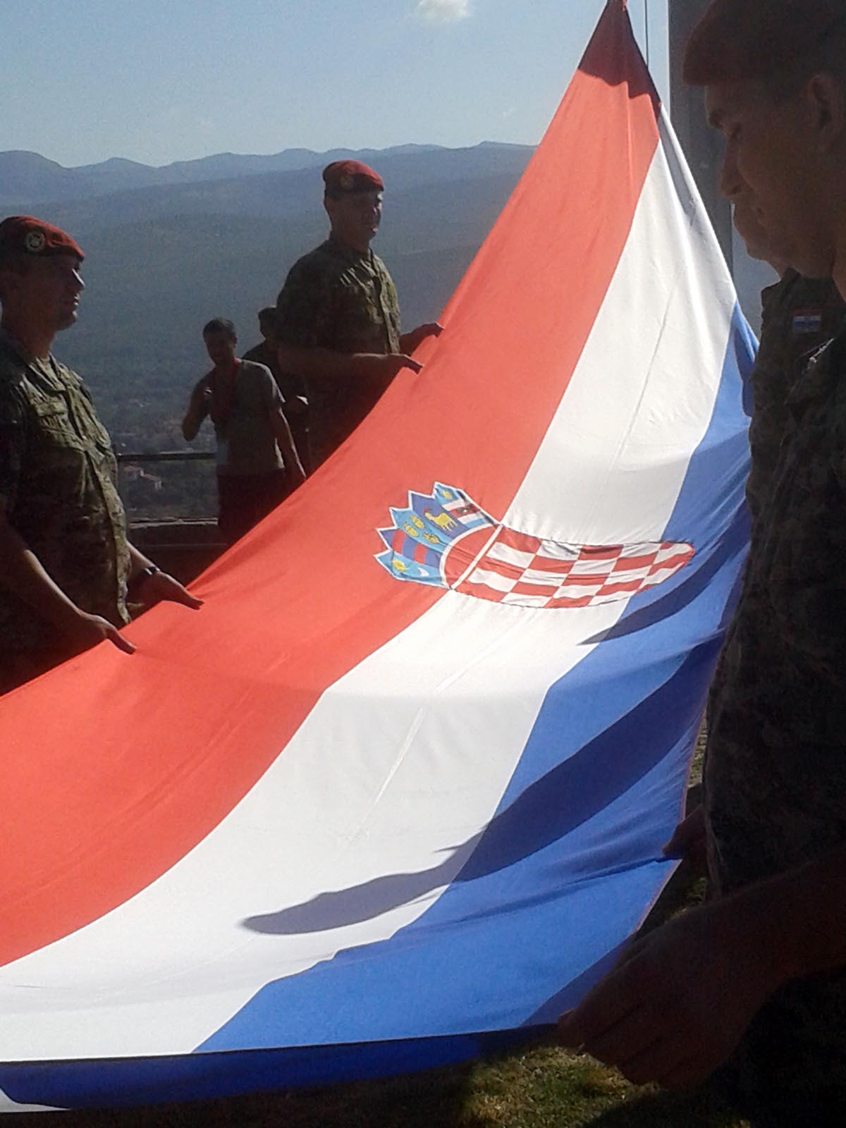 Slika https://www.morh.hr/wp-content/uploads/2017/10/oluja_knin_04082014_a_06_v.jpg