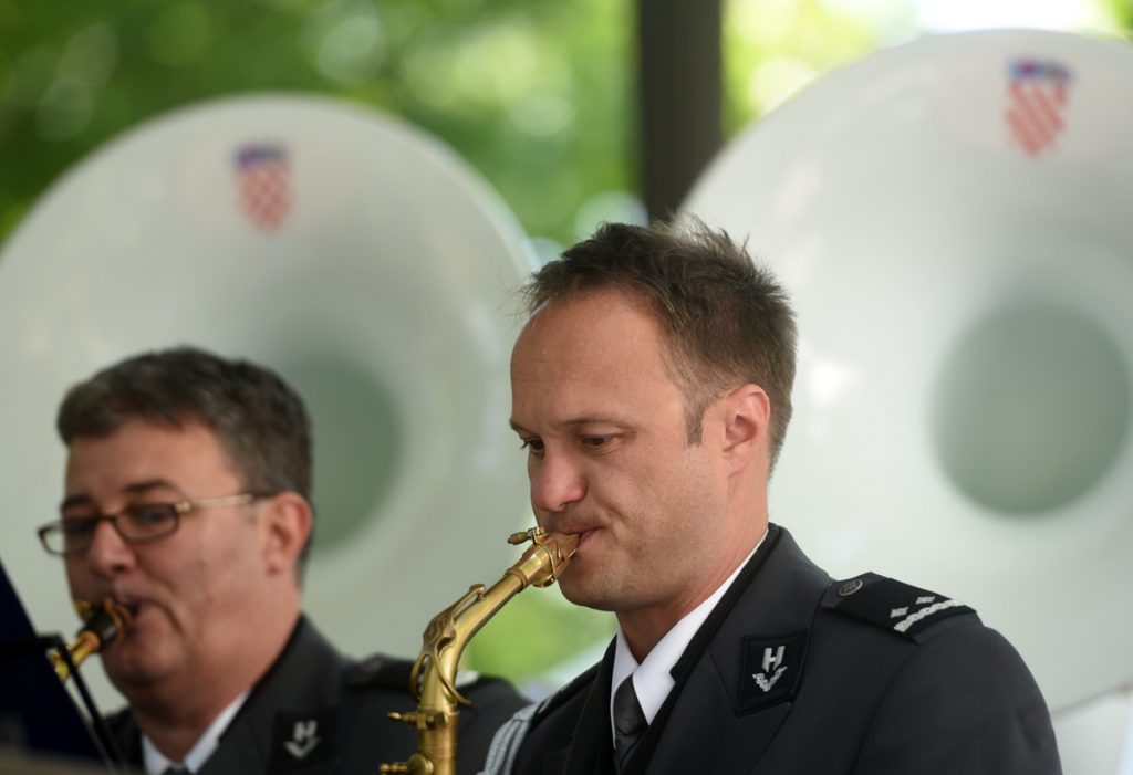 Slika https://www.morh.hr/wp-content/uploads/2017/10/orkestar-pbz_27052017_01-1024x701.jpg