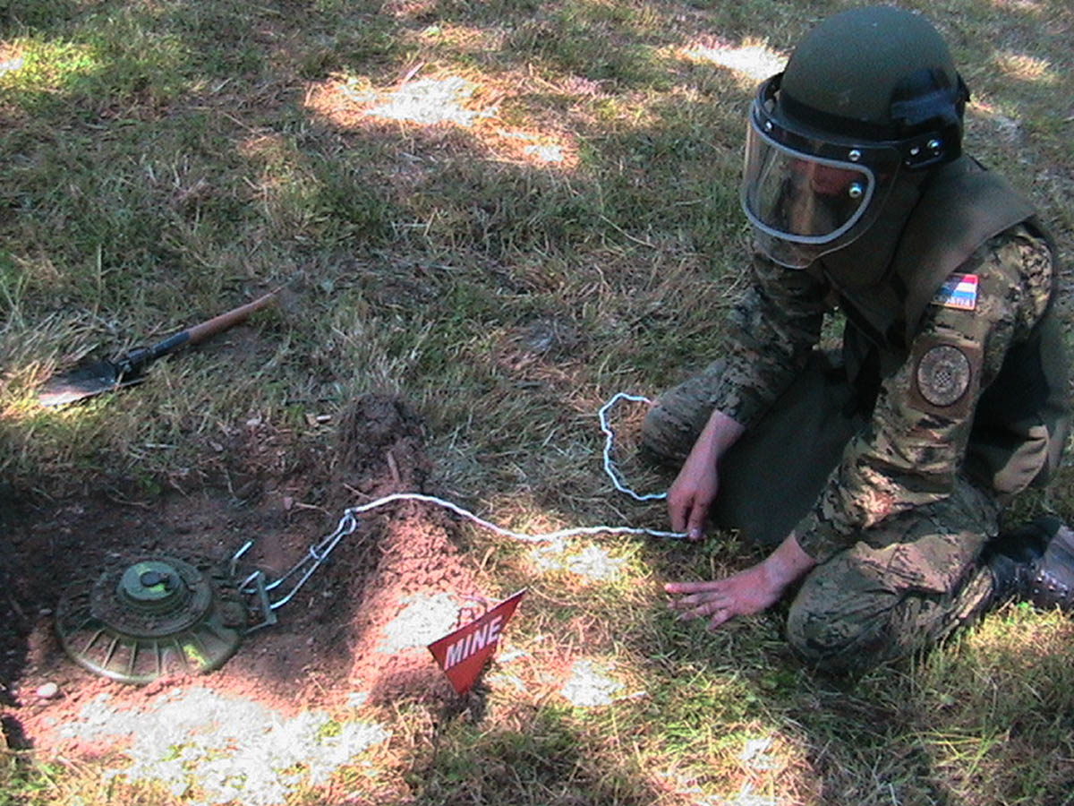 Slika https://www.morh.hr/wp-content/uploads/2017/10/pirotehnicari_19062015_v.jpg