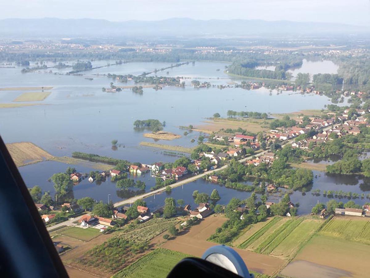 Slika https://www.morh.hr/wp-content/uploads/2017/10/poplave_heli_28052014_v.jpg