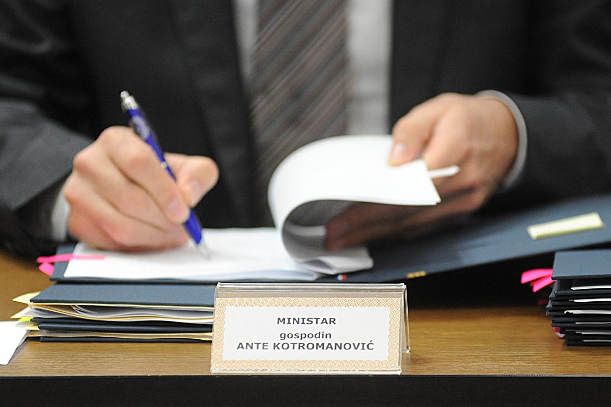 Slika https://www.morh.hr/wp-content/uploads/2017/10/potpisivanje_ugovora_arhiva_16012014_v.jpg