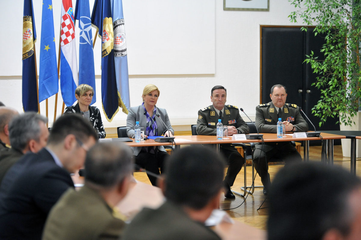 Slika https://www.morh.hr/wp-content/uploads/2017/10/predsjednica_hvu_23033016_v.jpg