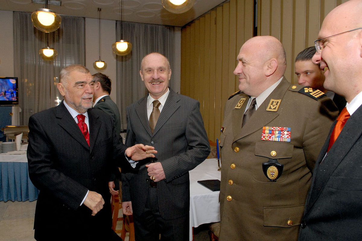 Slika https://www.morh.hr/wp-content/uploads/2017/10/predsjednik_ng_31122009_1_v.jpg