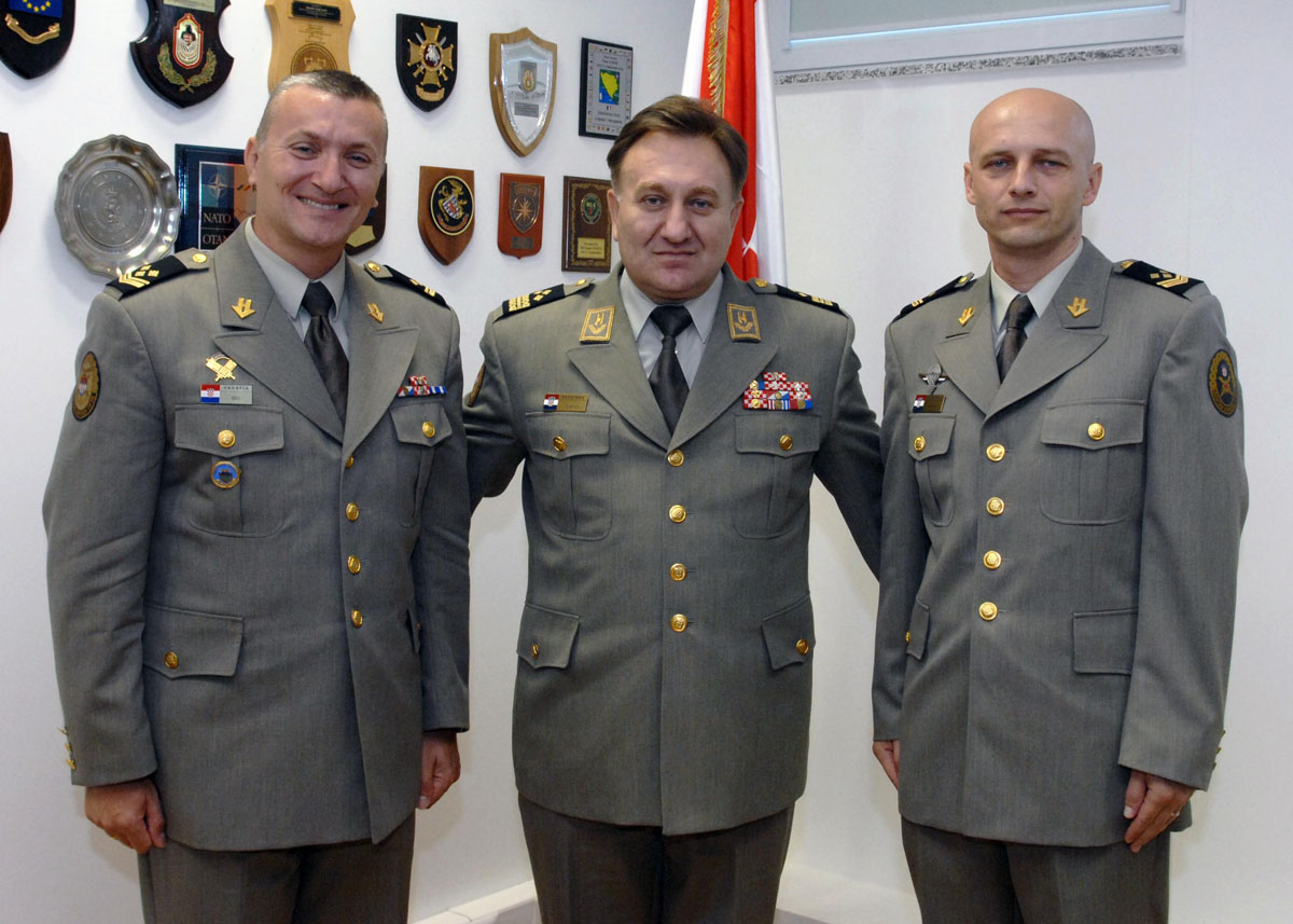 Slika https://www.morh.hr/wp-content/uploads/2017/10/primopredaja_1docasnika_26092012_v.jpg