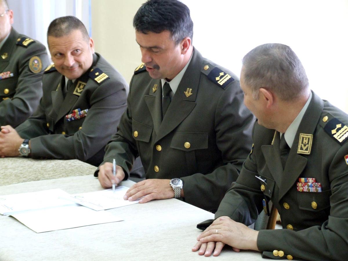 Slika https://www.morh.hr/wp-content/uploads/2017/10/primopredaja_pozega_22052013_v.jpg