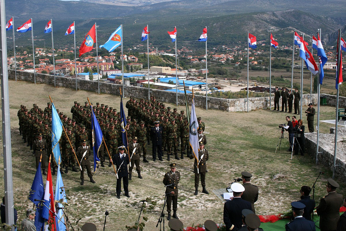 Slika https://www.morh.hr/wp-content/uploads/2017/10/prisega-_7nar_kadeta_17102009_v.jpg