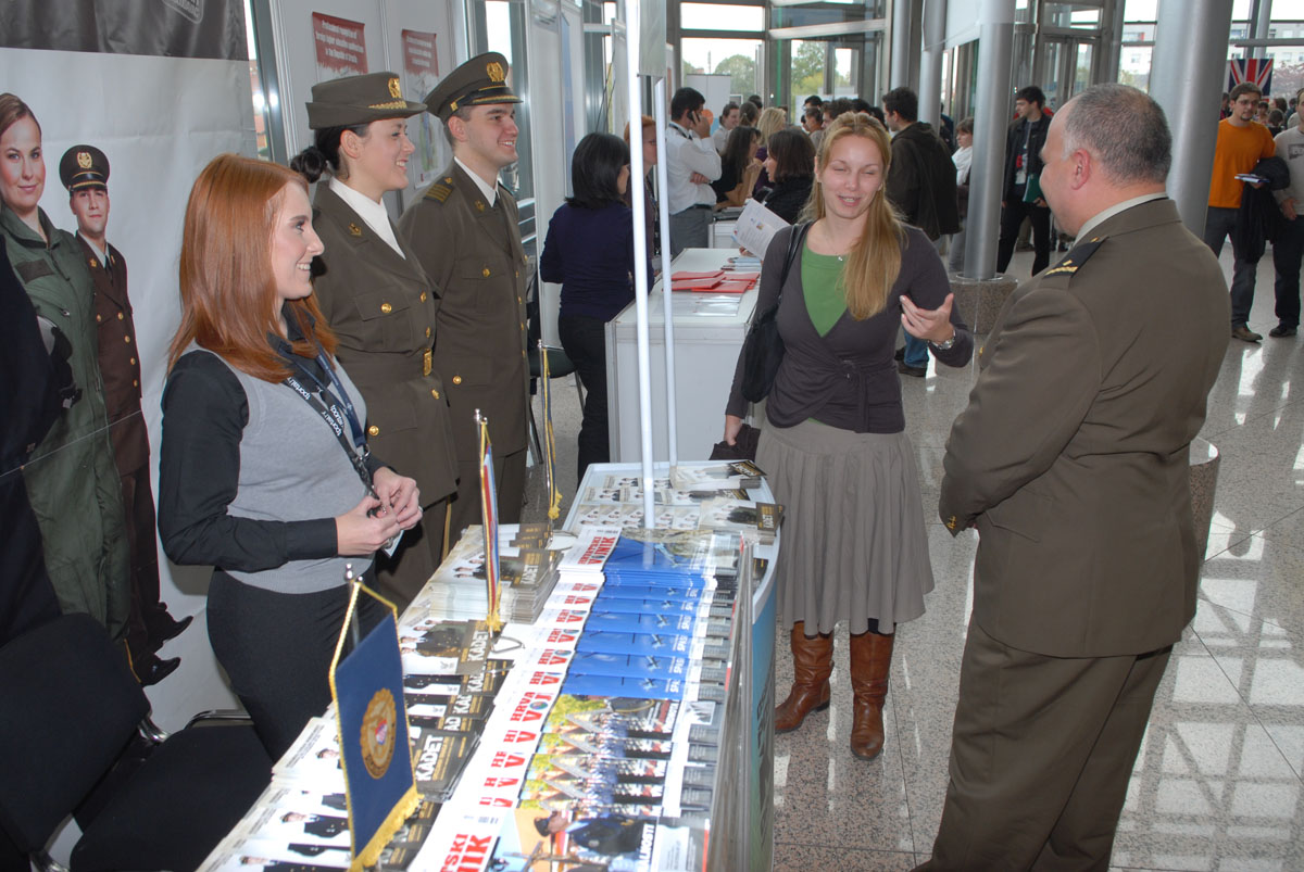 Slika https://www.morh.hr/wp-content/uploads/2017/10/sajam_stipendija_21102009_v.jpg