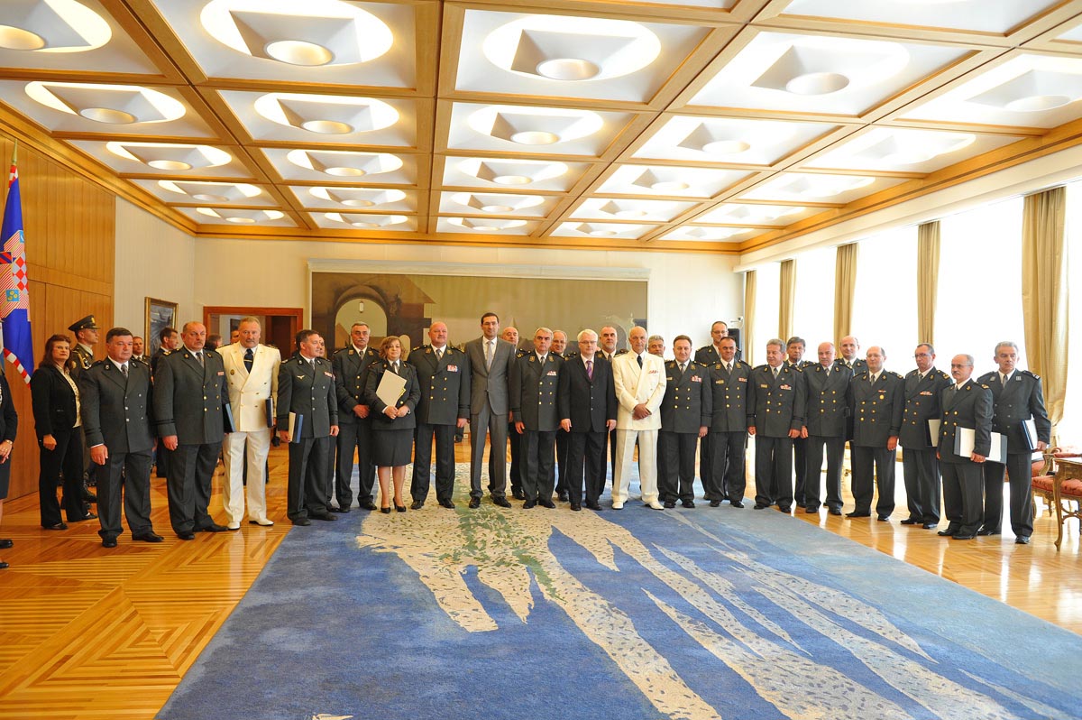 Slika https://www.morh.hr/wp-content/uploads/2017/10/umirovljeni_generali_pantovcak_29062012_v.jpg