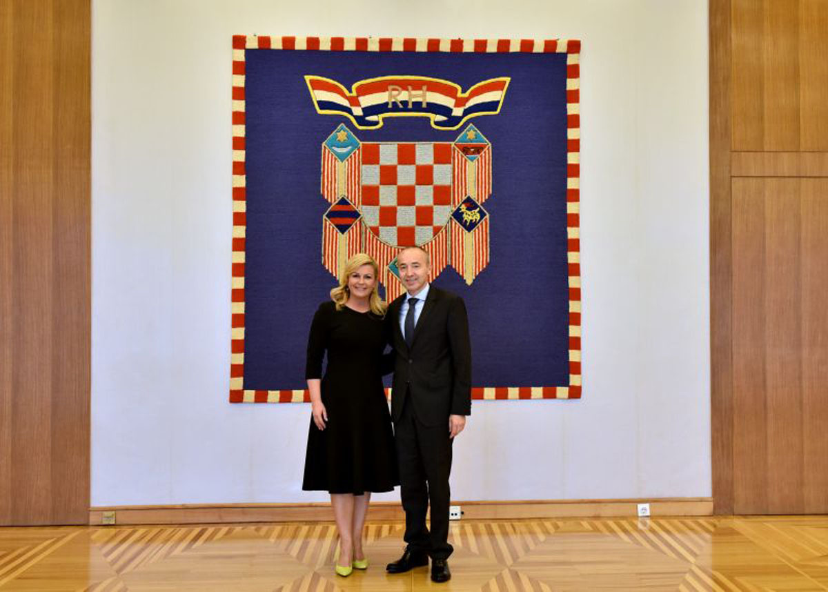 Slika https://www.morh.hr/wp-content/uploads/2017/10/ured_predsjednice_20102016_v.jpg