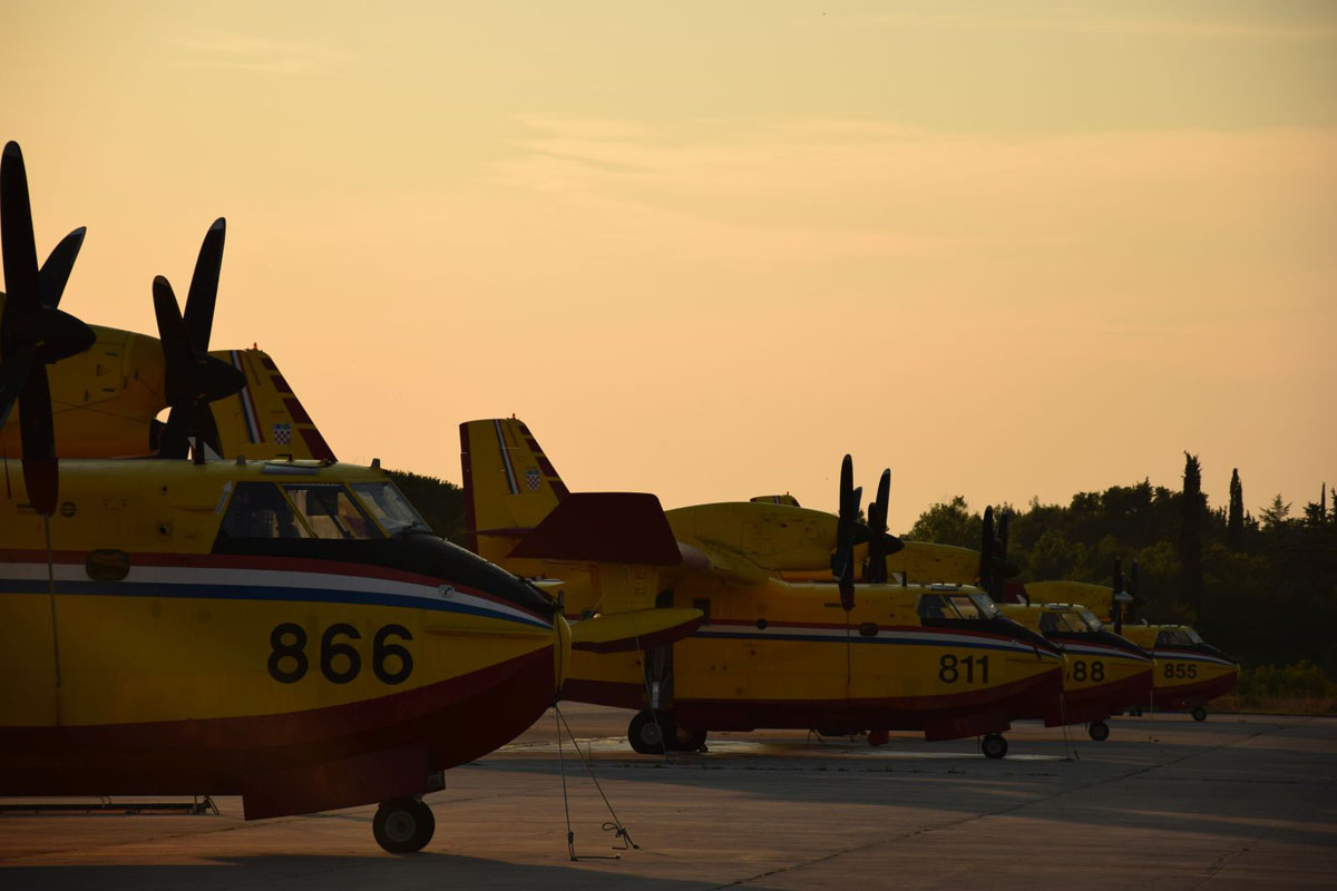 Slika https://www.morh.hr/wp-content/uploads/2017/10/zb_canadiar20072017_v.jpg