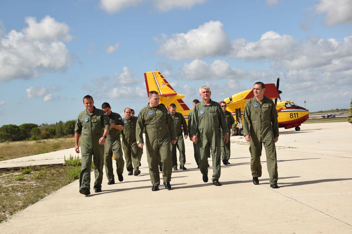 Slika https://www.morh.hr/wp-content/uploads/2017/11/canadair_23102017_v.jpg