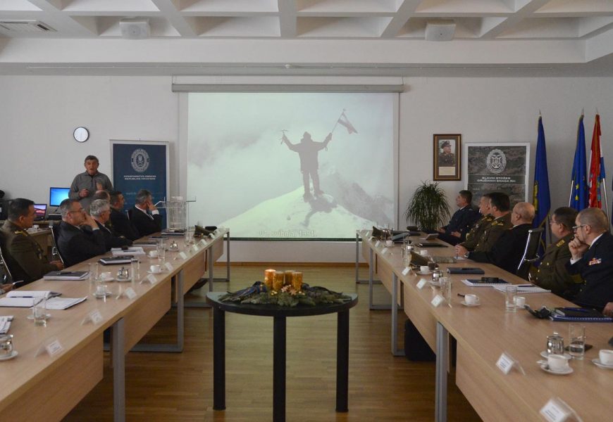 Alpinist Stipe Božić održao predavanje u MORH-u