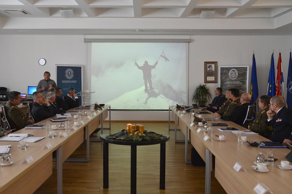 Slika https://www.morh.hr/wp-content/uploads/2017/12/bozic_04122017_v.jpg