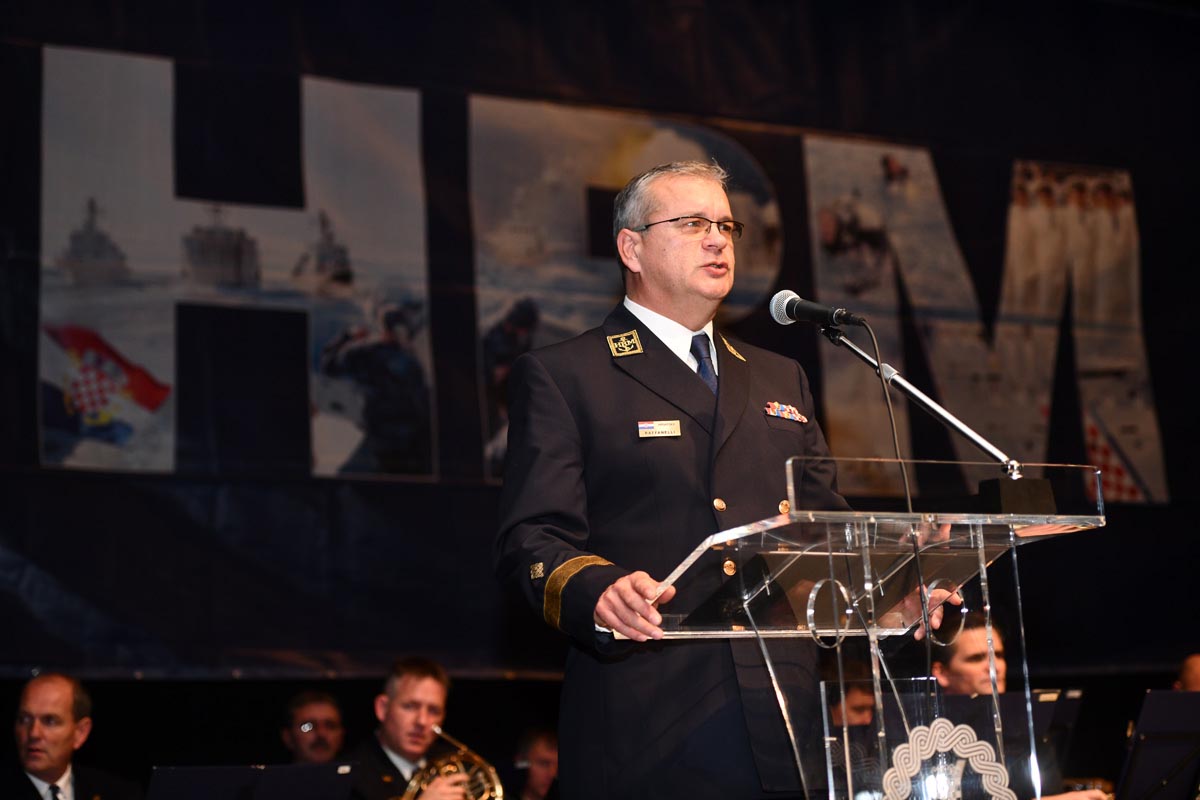 Slika https://www.morh.hr/wp-content/uploads/2017/12/hrm_primopredaja_18122017_v.jpg