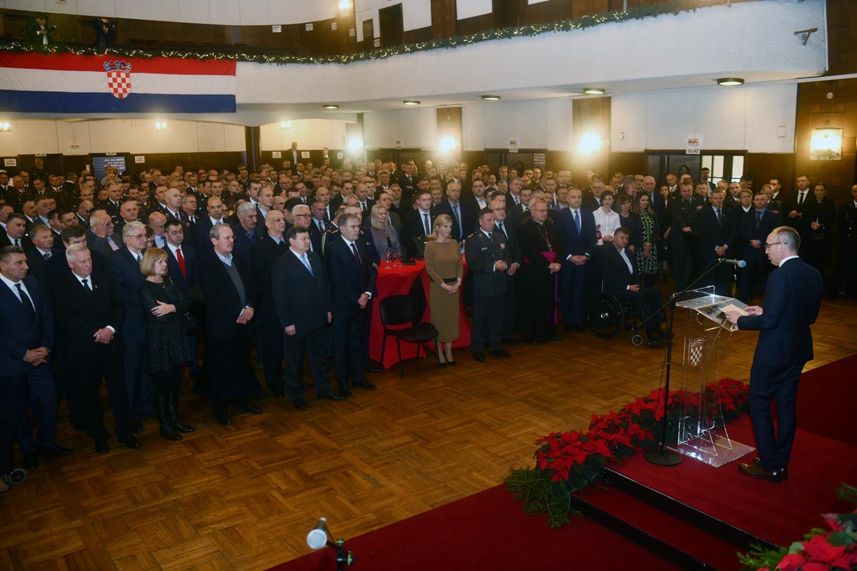 Slika https://www.morh.hr/wp-content/uploads/2018/01/bozicni_prijem_morh_211218_v.jpg