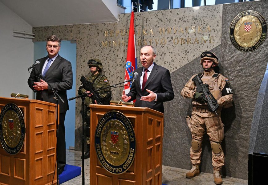 Plenković i Krstičević na potpisivanju ugovora s hrvatskim tvrtkama