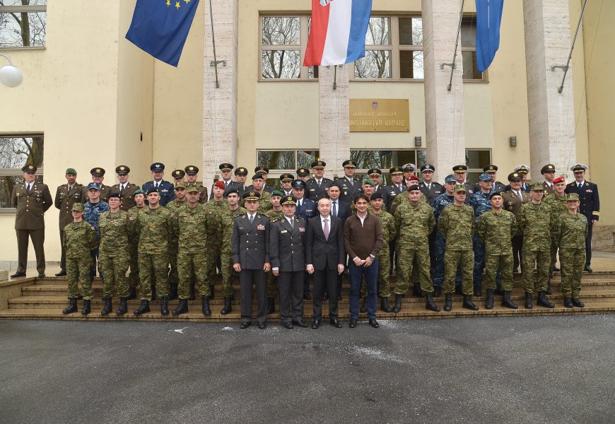 Ministar Krstičević i izbornik Dalić s najboljim hrvatskim vojnicima