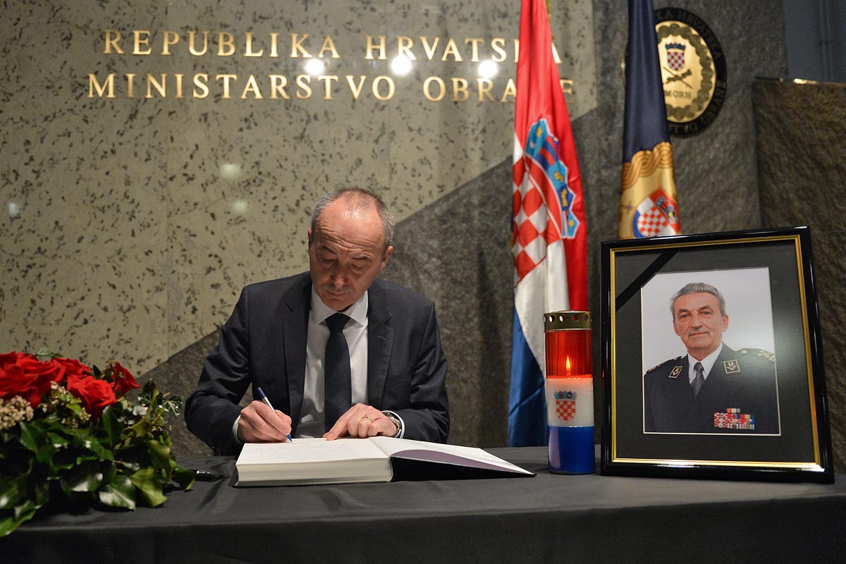 Slika https://www.morh.hr/wp-content/uploads/2018/03/knjiga_zalosti_16032018.jpg