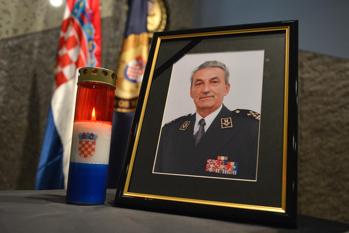 Slika https://www.morh.hr/wp-content/uploads/2018/03/stipetic_knjiga_z_16032018_v.jpg