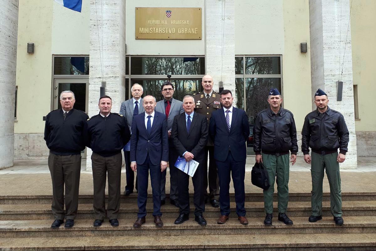 Slika https://www.morh.hr/wp-content/uploads/2018/04/razvoj_studija_aeronautike_f16_30032018_v.jpg