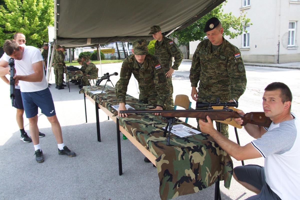 Slika https://www.morh.hr/wp-content/uploads/2018/05/dan_otvorenih_vrata_slunj_pozega25052018_03.jpg