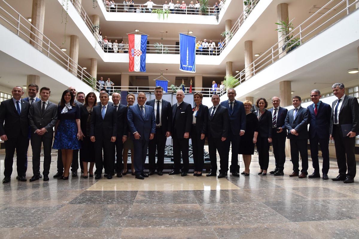 Slika https://www.morh.hr/wp-content/uploads/2018/05/sjednica_vlade_rh_04052018_v.jpg