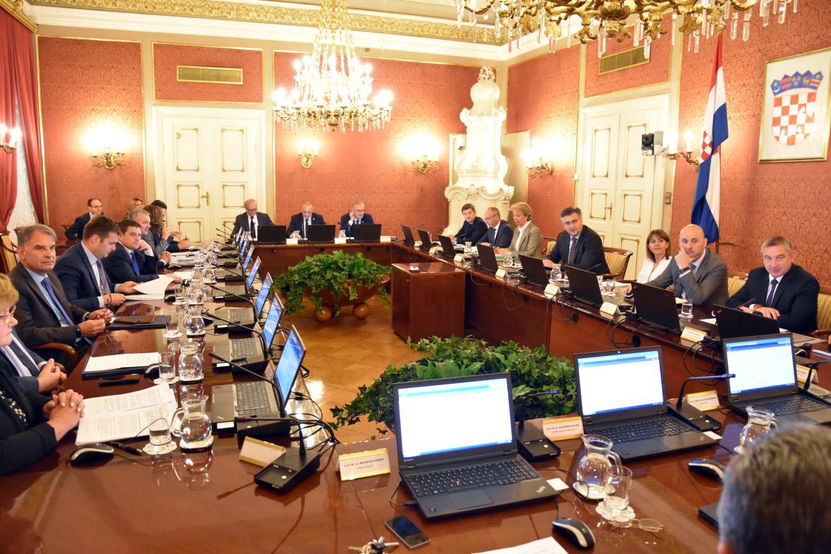 Slika https://www.morh.hr/wp-content/uploads/2018/06/103_sjednica_vlade_rh_v.jpg