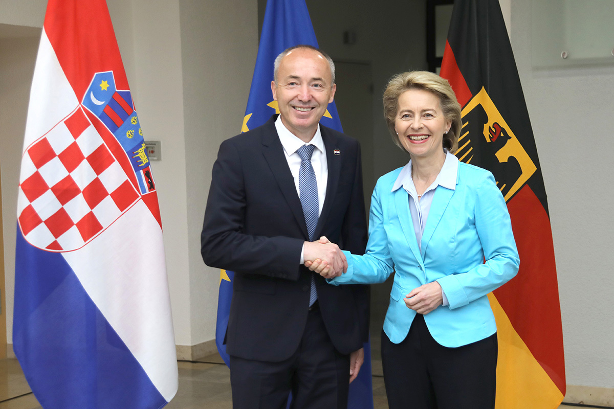 Slika https://www.morh.hr/wp-content/uploads/2018/06/krsticevic_ursula_von_der_leyen_13062018_03.jpg