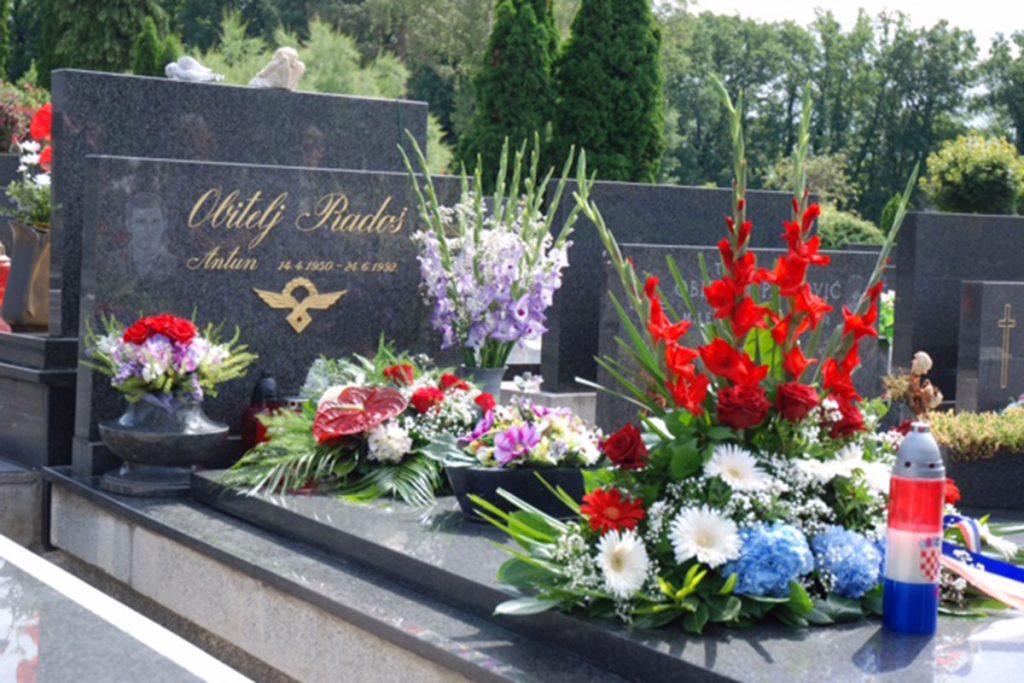 Slika https://www.morh.hr/wp-content/uploads/2018/06/obljetnica_pogibije_pilota_radosa_24062018_v-1024x683.jpg