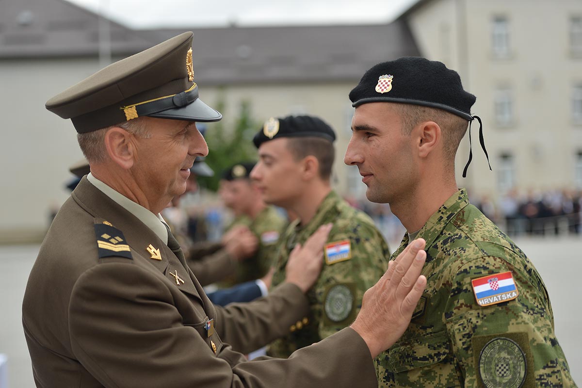 Slika https://www.morh.hr/wp-content/uploads/2018/06/promocija_docasnica_docasnika_15062018_12.jpg