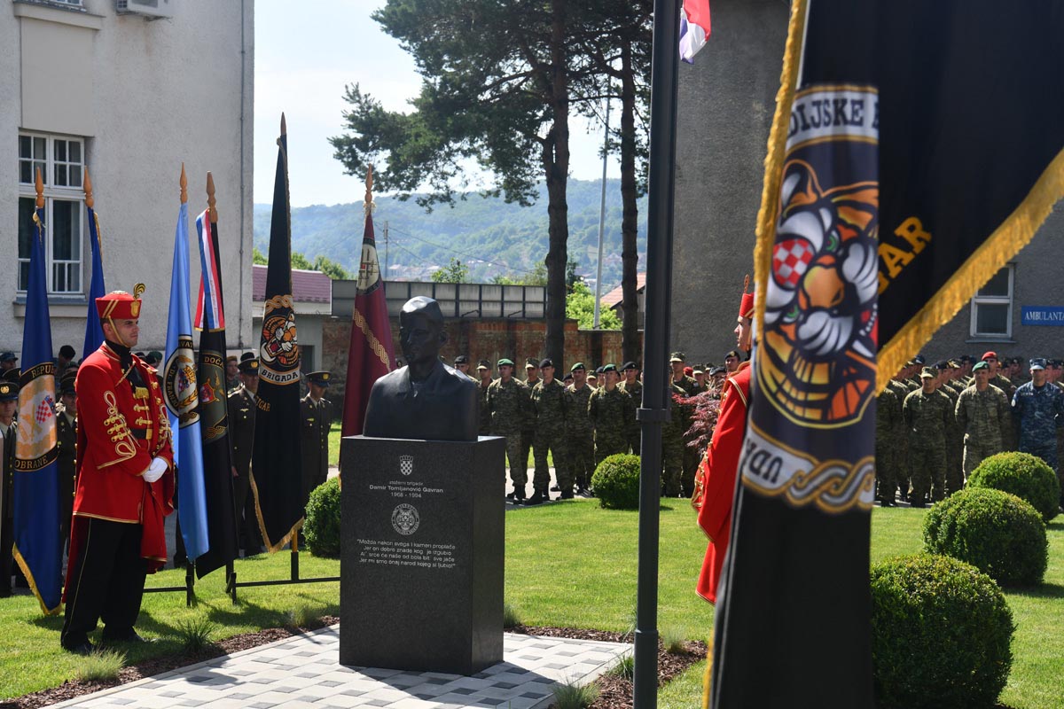 Slika https://www.morh.hr/wp-content/uploads/2018/06/spomenik_damiru_tomljenovicu_gavranu_pozega_30052018_v.jpg
