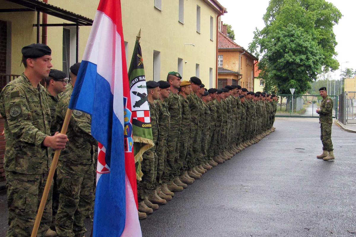 Slika https://www.morh.hr/wp-content/uploads/2018/07/dan_drzavnosti_osrh_poland_2hrvcon_26062018_08.jpg