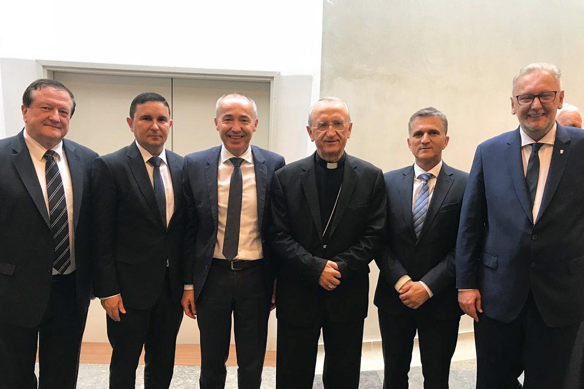 Slika https://www.morh.hr/wp-content/uploads/2018/07/krsticevic_na_obiljezavanju_papinog_dana_v.jpg