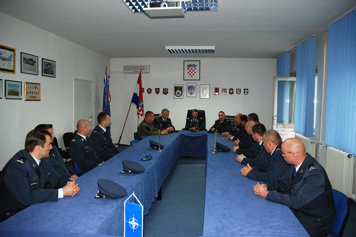 Slika https://www.morh.hr/wp-content/uploads/2018/07/primopredaja_duznosti_zapovjednika_91_-zb.jpg