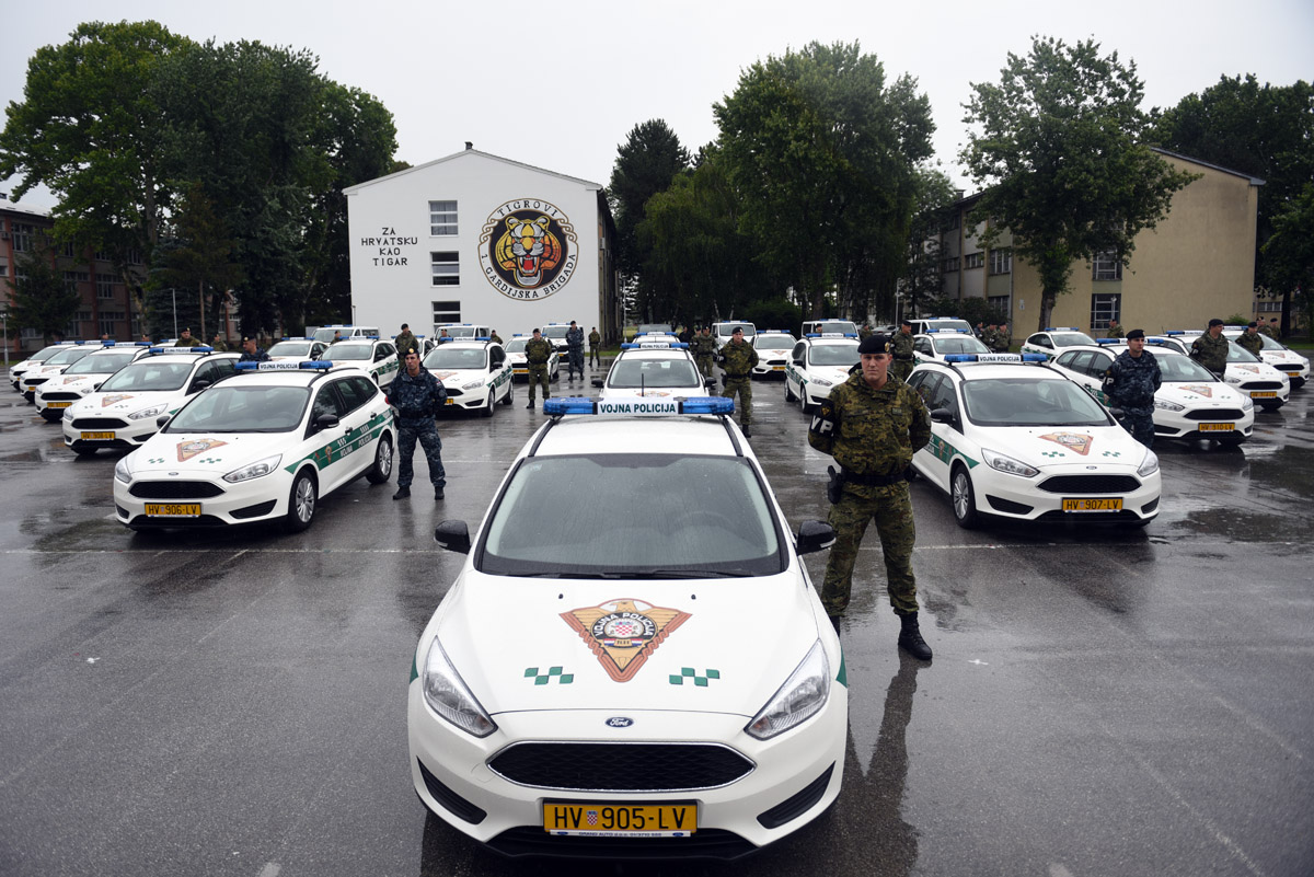 Slika https://www.morh.hr/wp-content/uploads/2018/07/primopredaja_vozila_pukovniji_vp_29062018_35.jpg