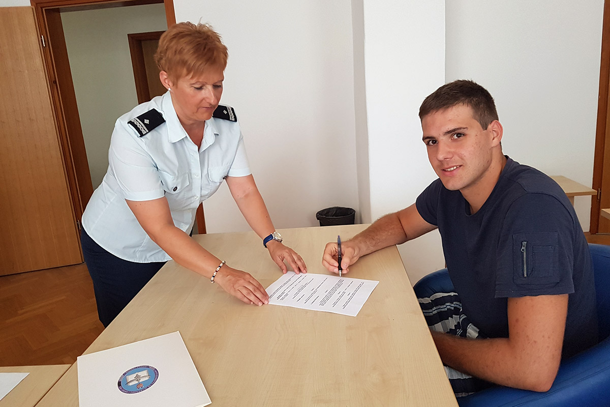 Slika https://www.morh.hr/wp-content/uploads/2018/07/selekcija_kandidata_za_pilota_09072018_01.jpg