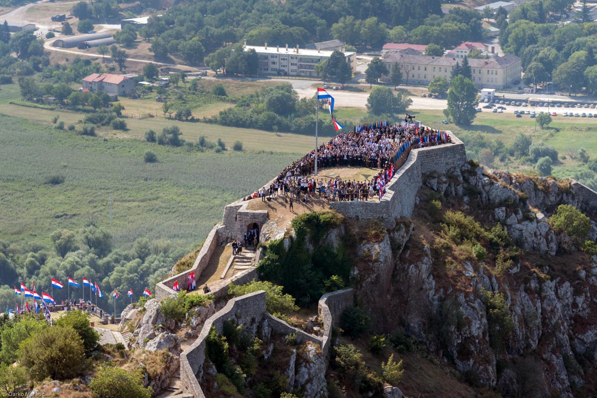 Slika https://www.morh.hr/wp-content/uploads/2018/08/oluja_05082018_zrak_v.jpg