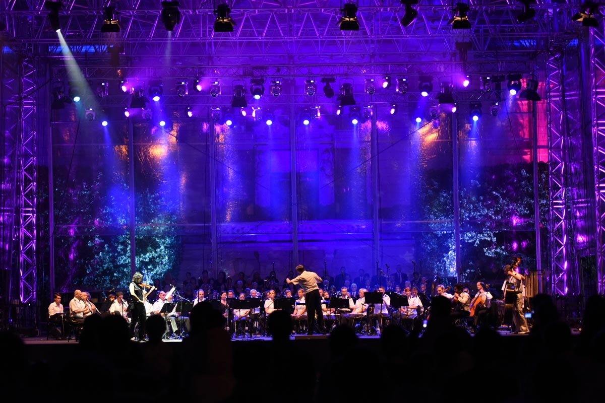 Slika https://www.morh.hr/wp-content/uploads/2018/08/simfonijski_orkestar_hrvatske_vojske_zagreb_clasic_04072016_v.jpg