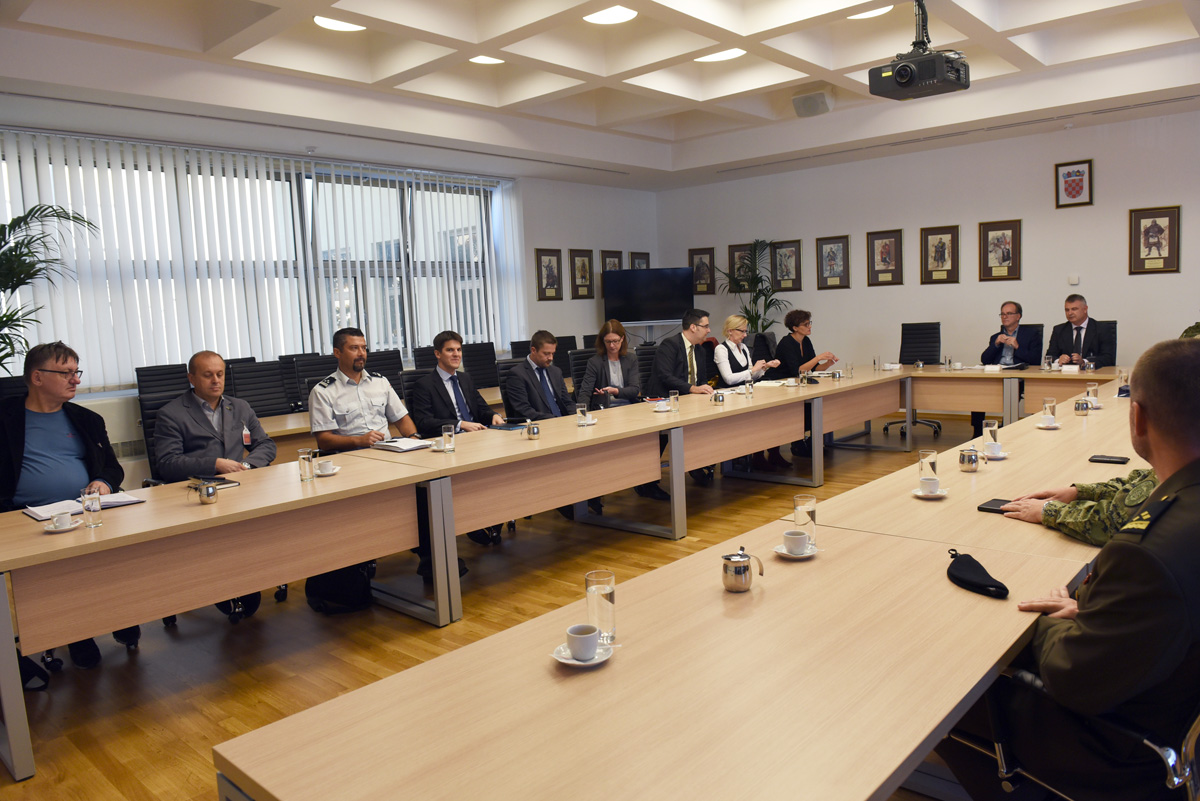 Slika https://www.morh.hr/wp-content/uploads/2018/09/britanski_strucnjak_kiberneticku_sigurnost_morh_27092018_04.jpg