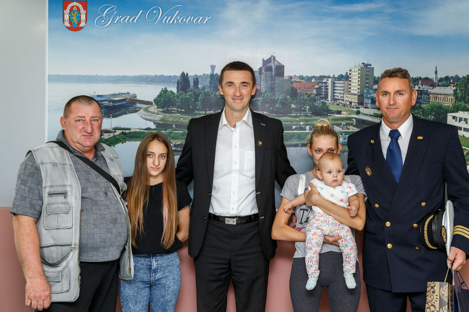 Slika https://www.morh.hr/wp-content/uploads/2018/09/donacija_vukovar_04092018_v.jpg