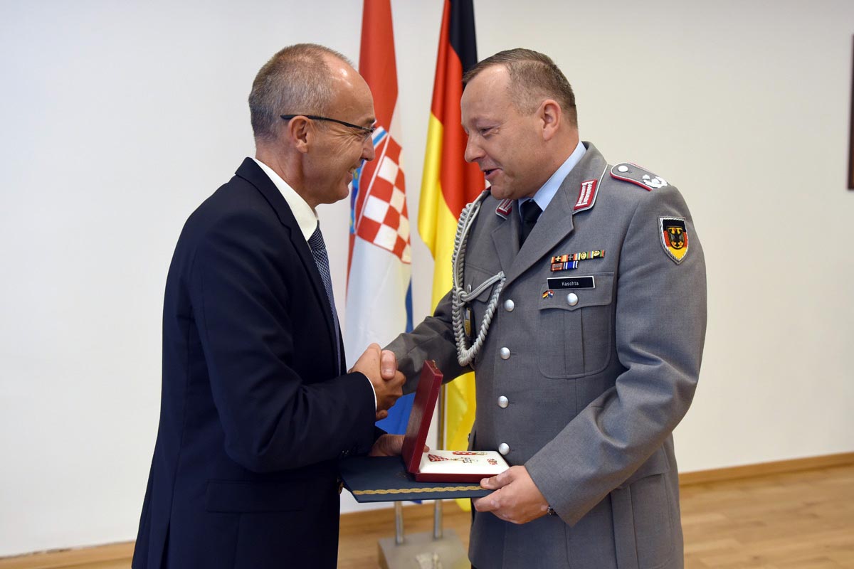 Slika https://www.morh.hr/wp-content/uploads/2018/09/red_hrvatskog_trolista_pukovniku_janusu_kaschti_v.jpg