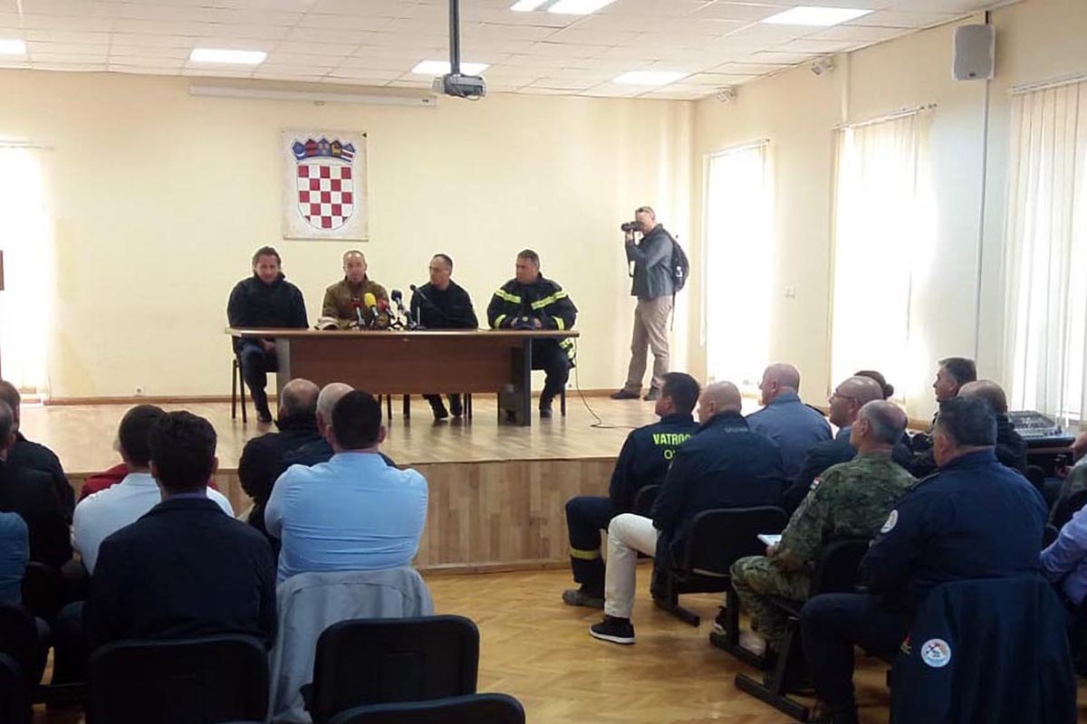 Slika https://www.morh.hr/wp-content/uploads/2018/09/sjednica_stozera_orebic_26092018_v.jpg