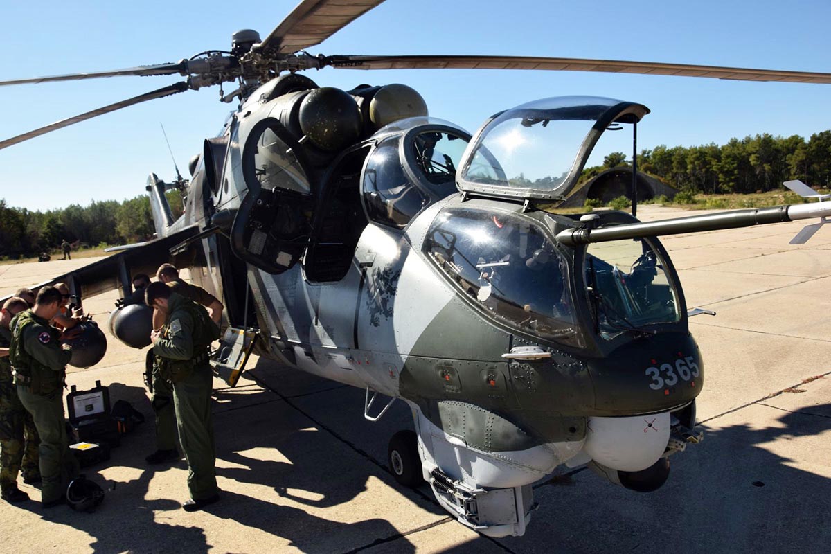 Slika https://www.morh.hr/wp-content/uploads/2018/10/obuka_helikopterskih_posada_09102018_v.jpg