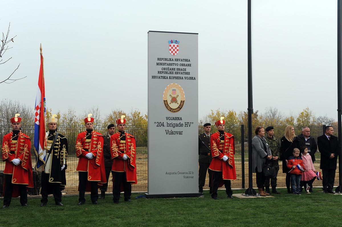 Slika https://www.morh.hr/wp-content/uploads/2018/10/povratak_vojske_u_vukovar_10112017_26.jpg