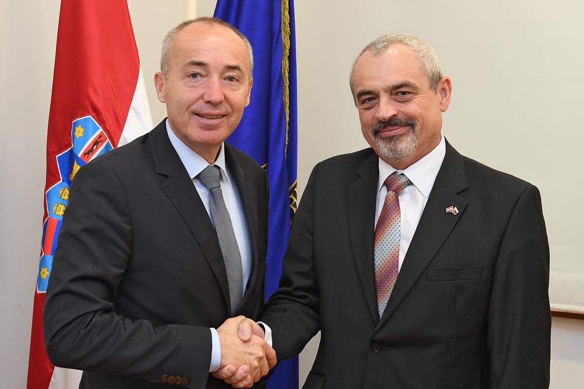 Slika https://www.morh.hr/wp-content/uploads/2018/11/damir_krsticevic_peter_susko_12112018_01.jpg