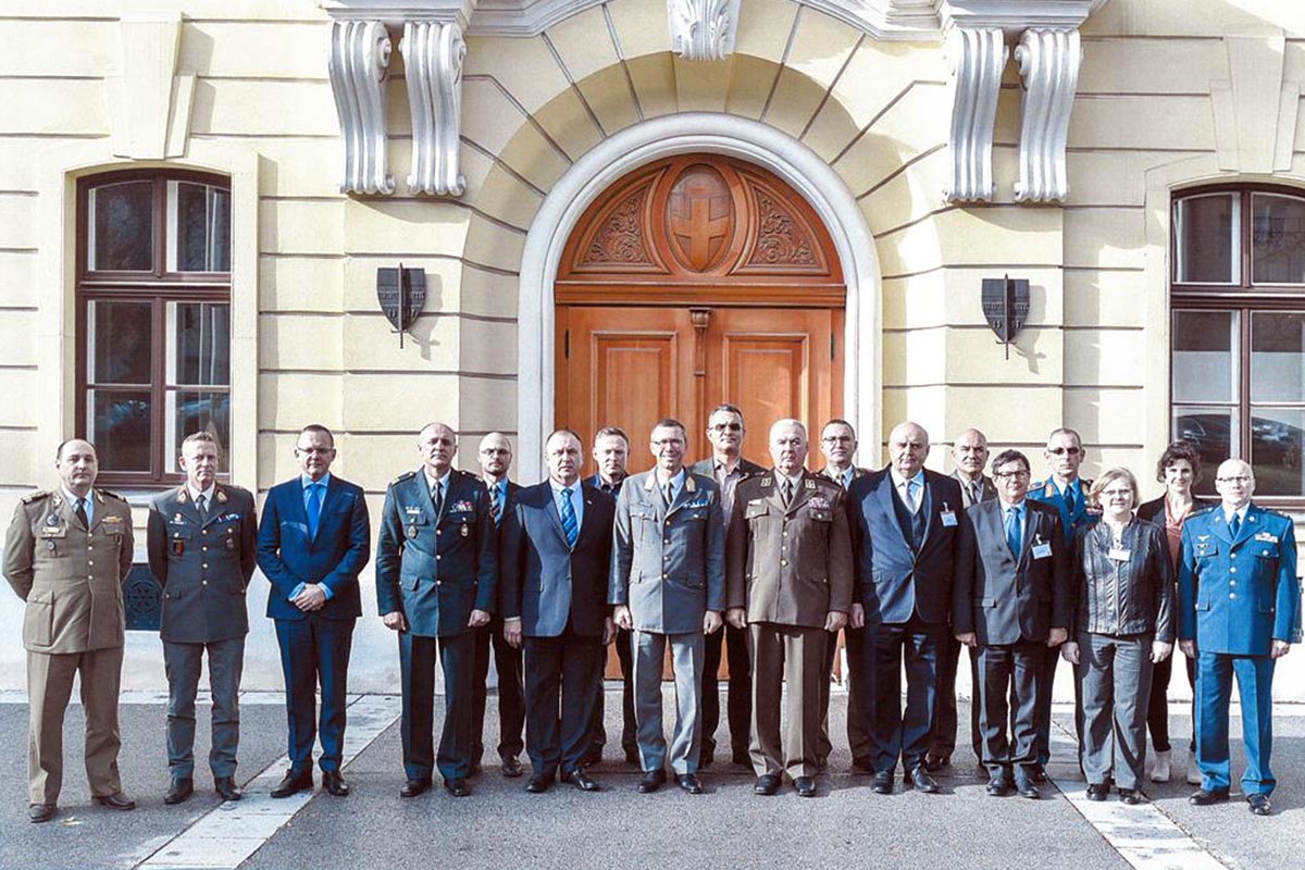 Slika https://www.morh.hr/wp-content/uploads/2018/11/hvu_padjen_central_european_forum_on_military_education_v.jpg