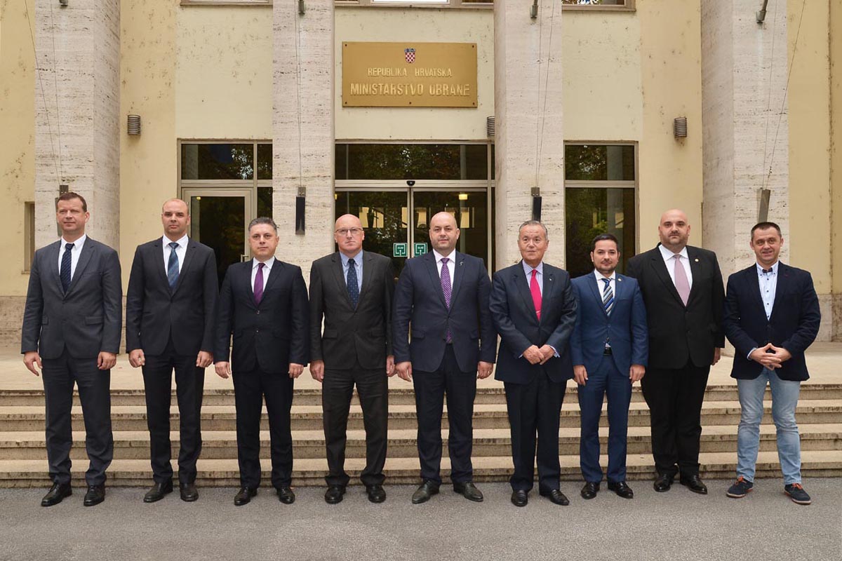 Slika https://www.morh.hr/wp-content/uploads/2018/11/izaslanstvo_rumunjskog_parlamenta_morh_26102018_04.jpg