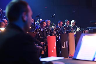 Slika https://www.morh.hr/wp-content/uploads/2018/11/jazz_orkestar_hrvatske_vojske_lisinski_20112018_c.jpg