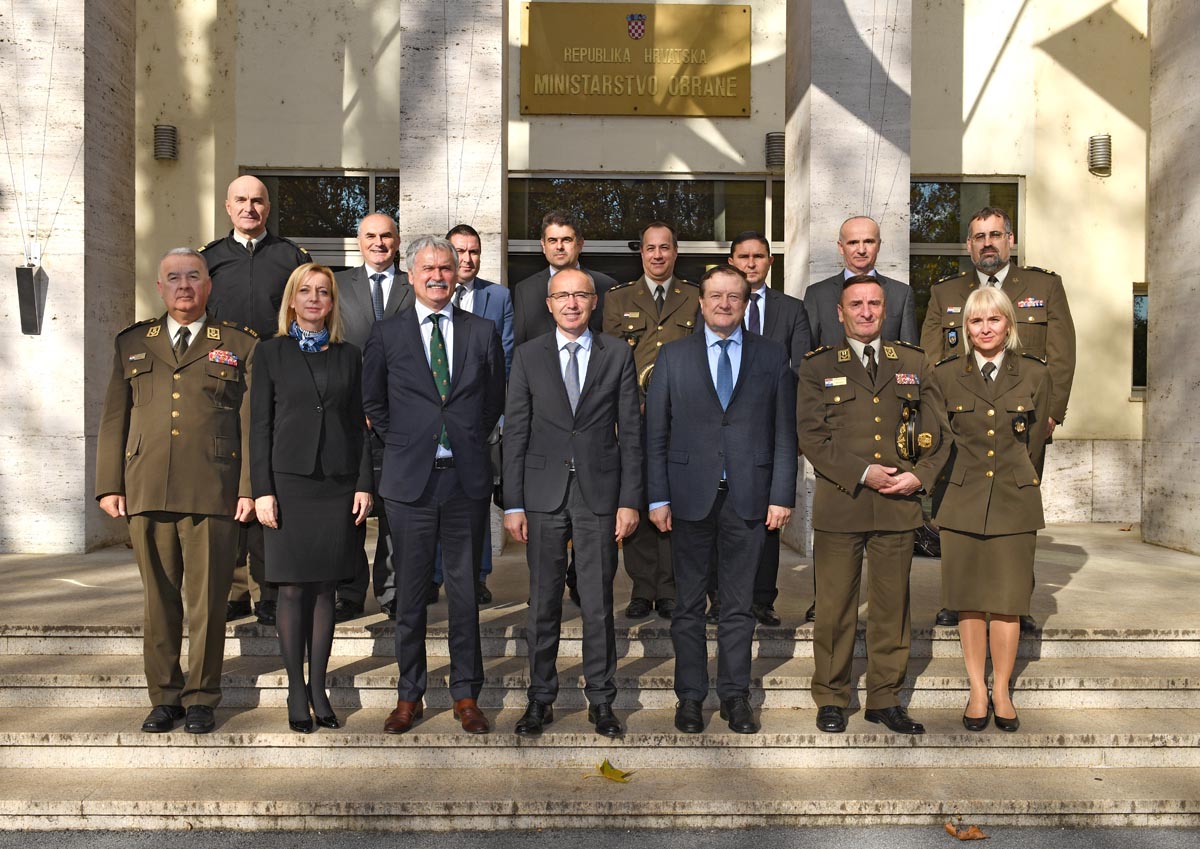 Slika https://www.morh.hr/wp-content/uploads/2018/11/krsticevic_boras_ljutic_hvu_hr_sveuciliste_12112018_13.jpg